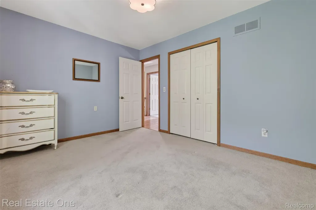417 Eckford Circle Troy City MI 48085