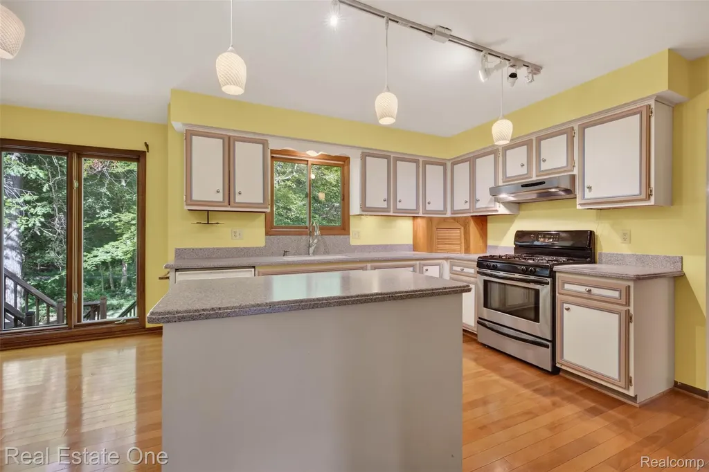 417 Eckford Circle Troy City MI 48085