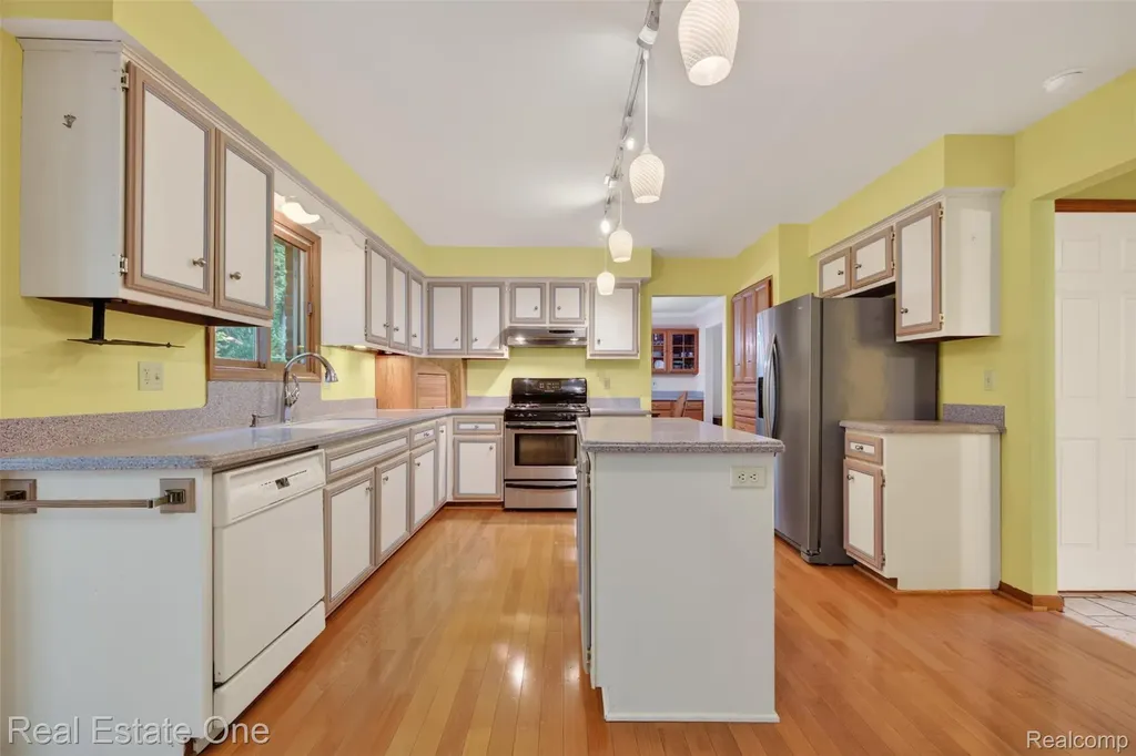 417 Eckford Circle Troy City MI 48085