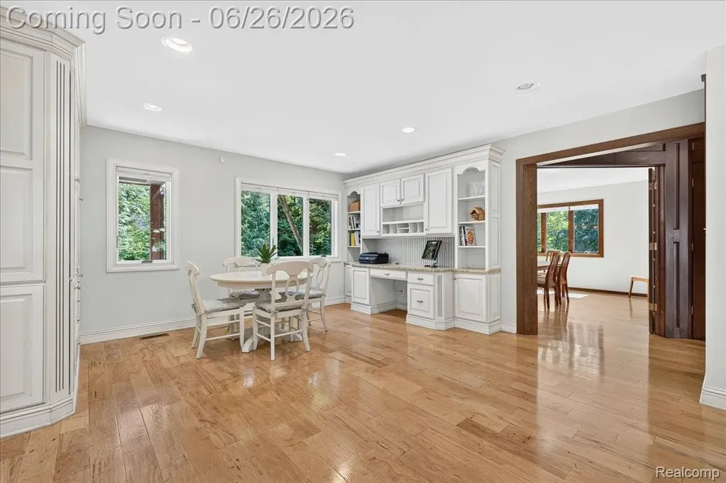29498 E River Road Grosse Ile Township MI 48138