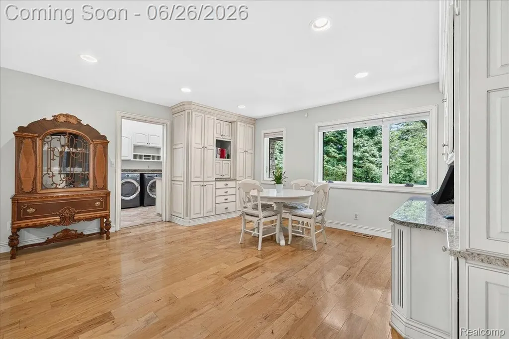 29498 E River Road Grosse Ile Township MI 48138