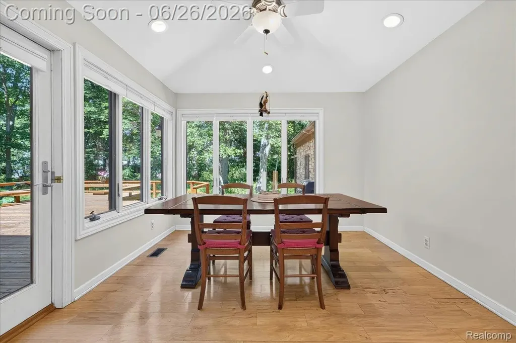 29498 E River Road Grosse Ile Township MI 48138