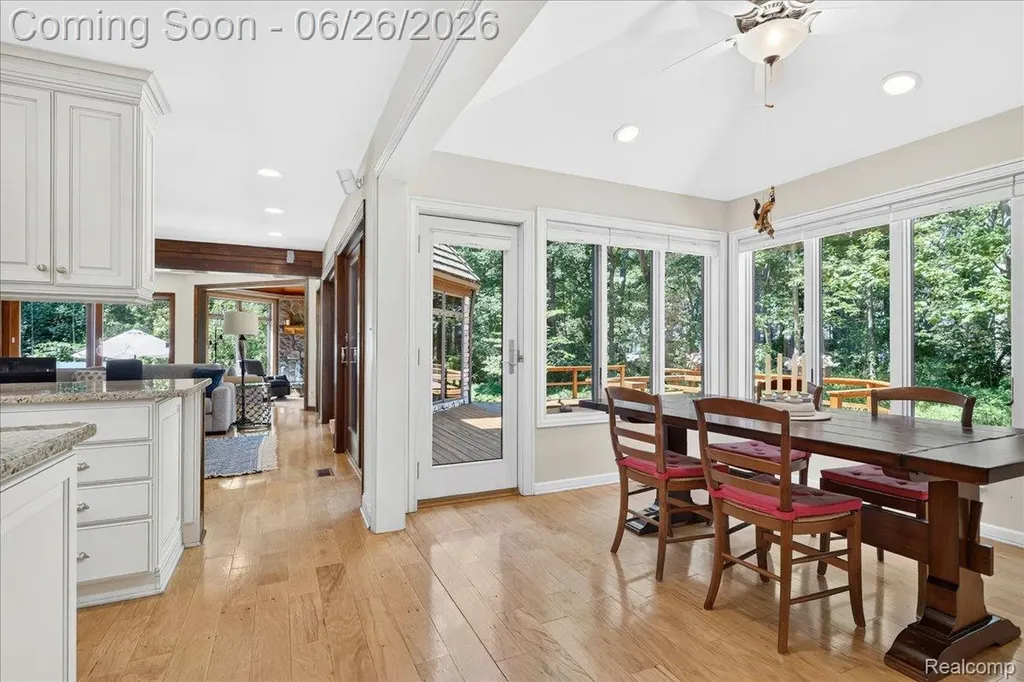 29498 E River Road Grosse Ile Township MI 48138