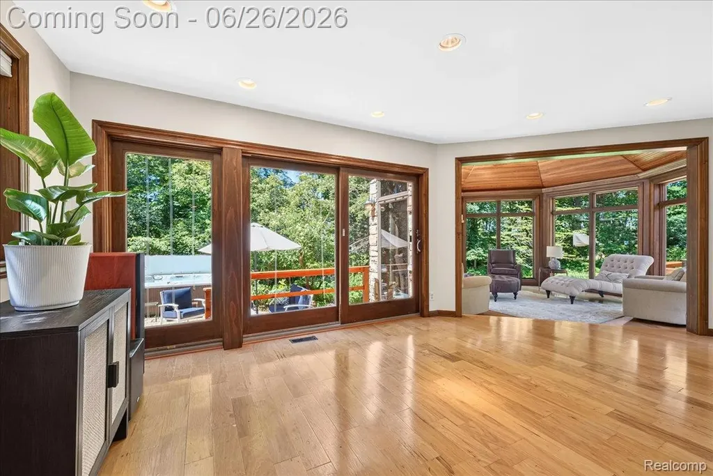 29498 E River Road Grosse Ile Township MI 48138