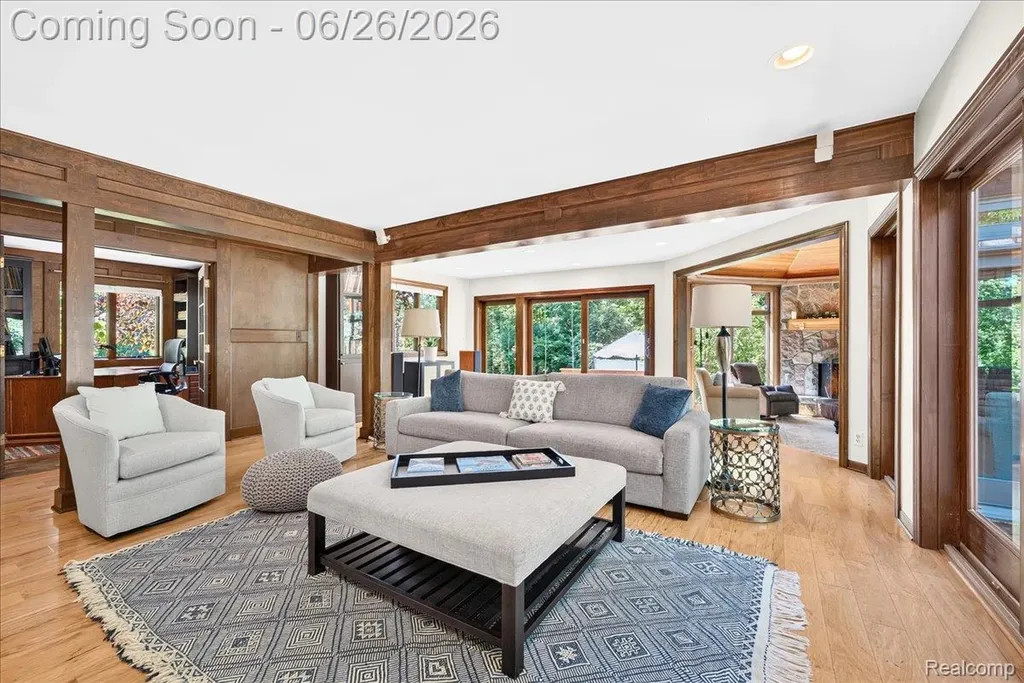 29498 E River Road Grosse Ile Township MI 48138