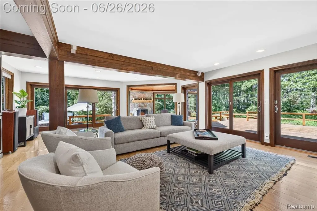 29498 E River Road Grosse Ile Township MI 48138