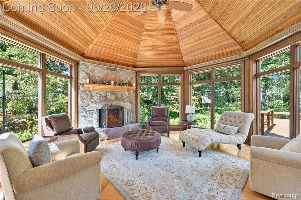 29498 E River Road Grosse Ile Township MI 48138
