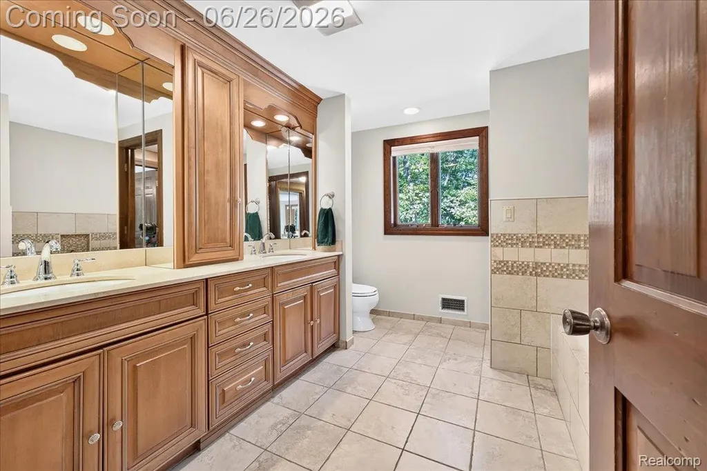 29498 E River Road Grosse Ile Township MI 48138