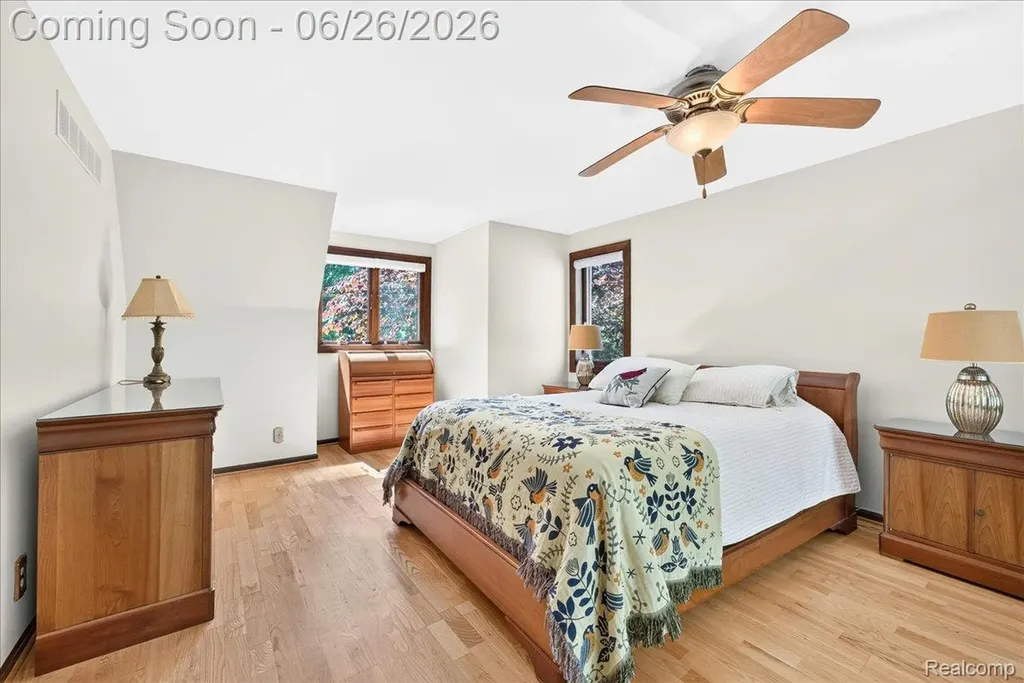 29498 E River Road Grosse Ile Township MI 48138