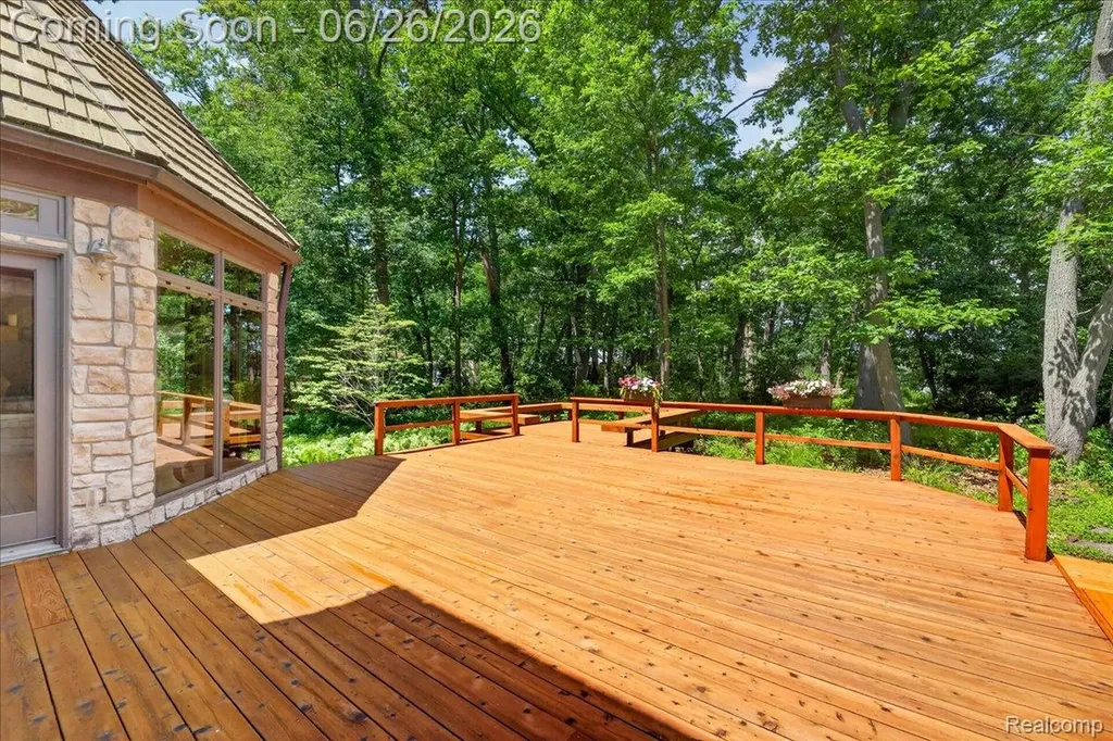 29498 E River Road Grosse Ile Township MI 48138