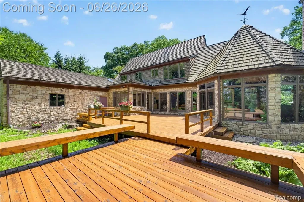29498 E River Road Grosse Ile Township MI 48138