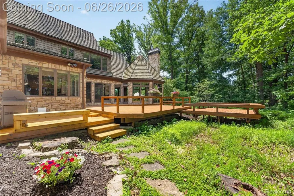 29498 E River Road Grosse Ile Township MI 48138