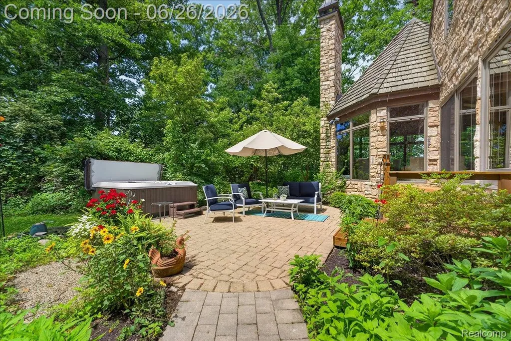 29498 E River Road Grosse Ile Township MI 48138