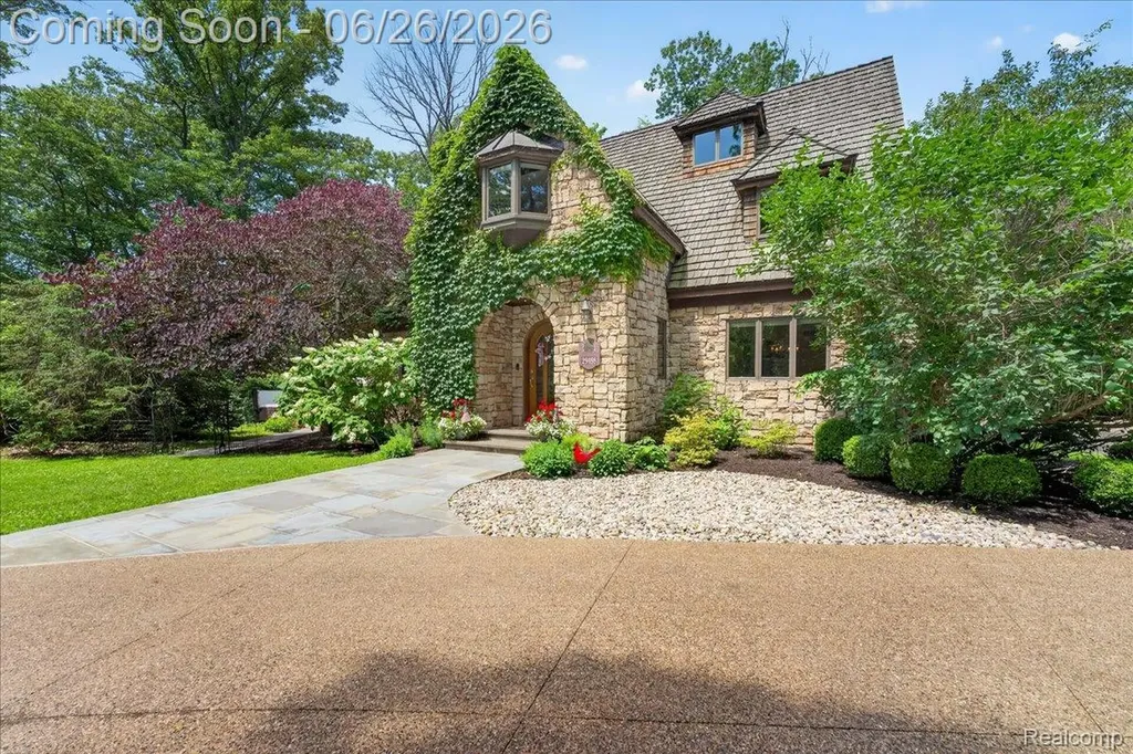 29498 E River Road Grosse Ile Township MI 48138