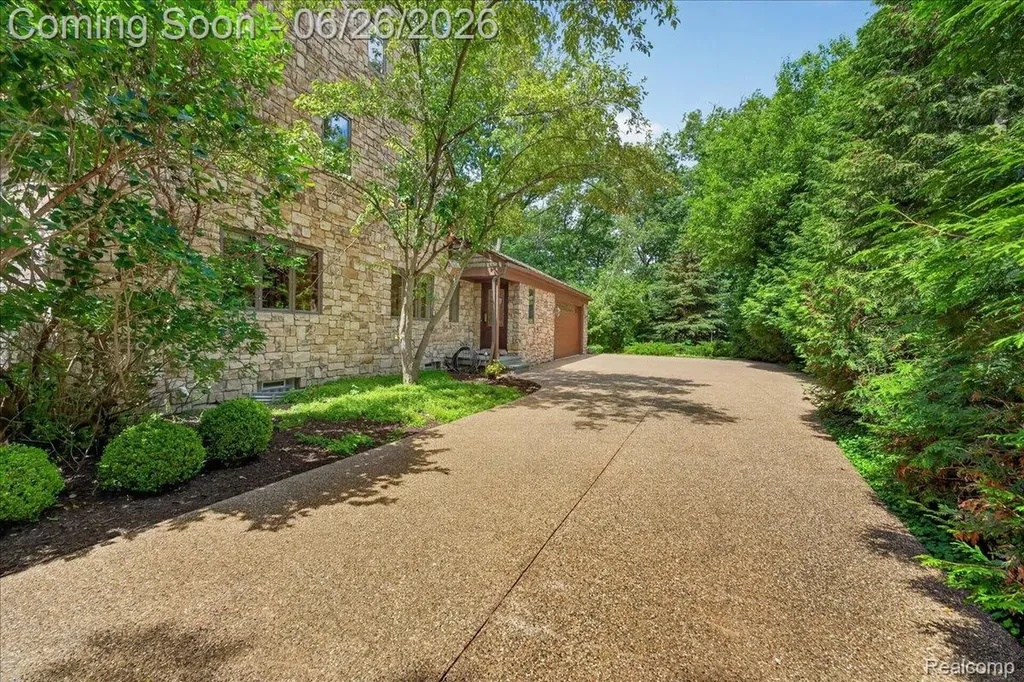 29498 E River Road Grosse Ile Township MI 48138