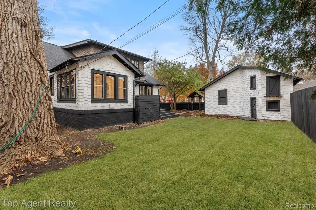 784 Barrington Road Grosse Pointe City MI 48230