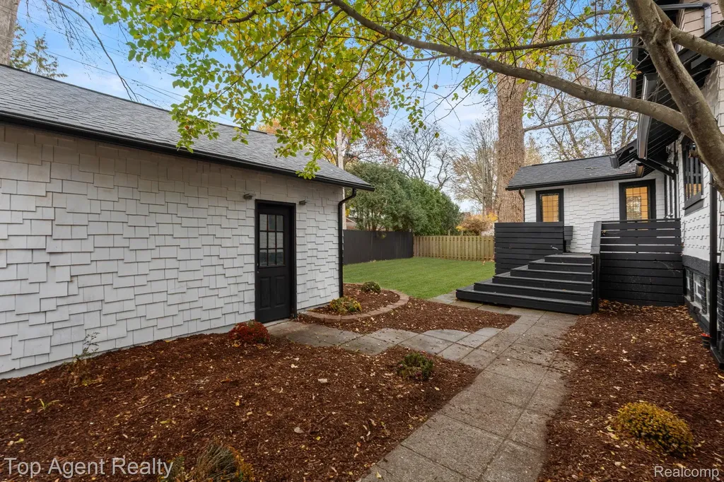 784 Barrington Road Grosse Pointe City MI 48230