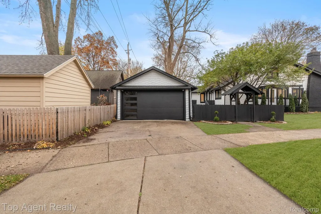 784 Barrington Road Grosse Pointe City MI 48230