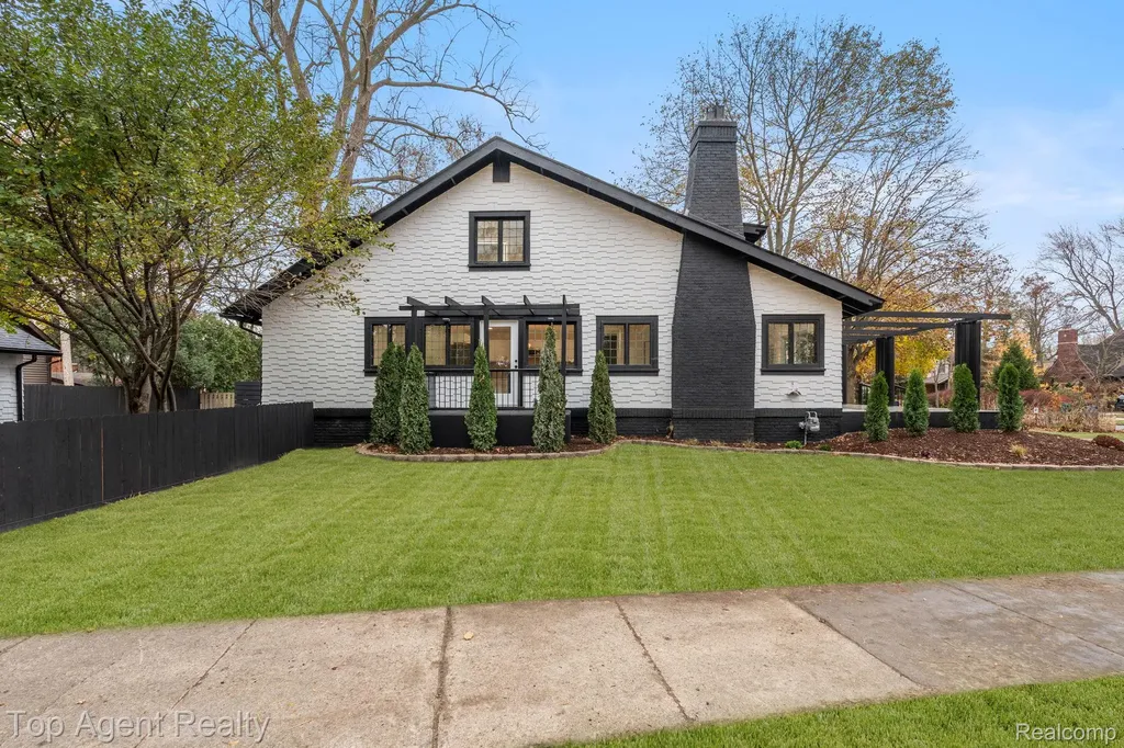 784 Barrington Road Grosse Pointe City MI 48230