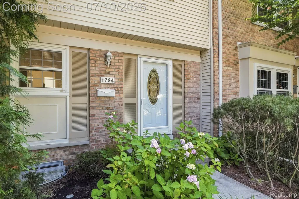1794 Brentwood Drive Troy City MI 48098