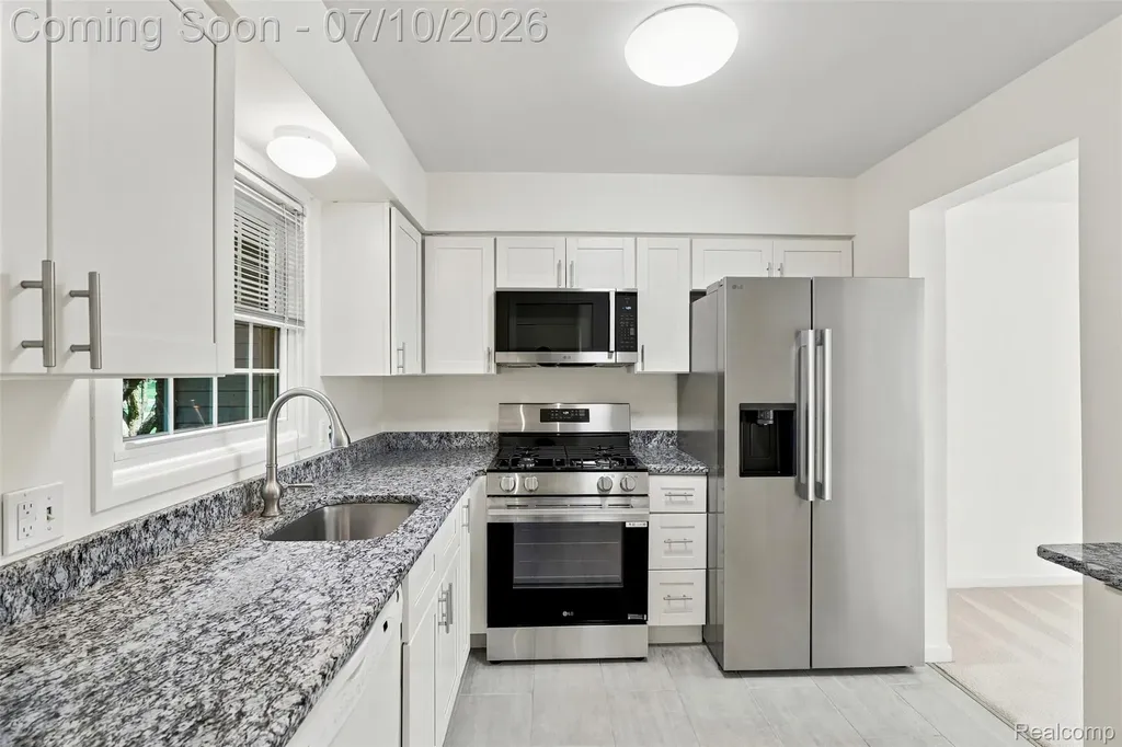 1794 Brentwood Drive Troy City MI 48098