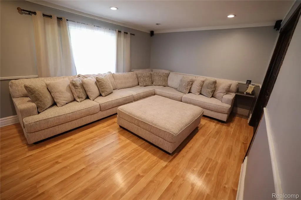 38684 Pinebrook Drive Sterling Heights City MI 48310