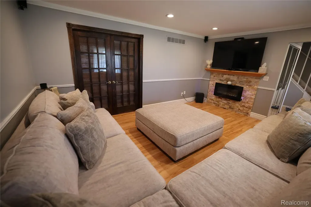 38684 Pinebrook Drive Sterling Heights City MI 48310