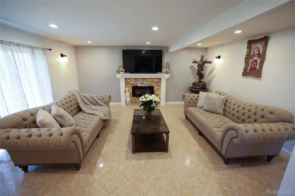 38684 Pinebrook Drive Sterling Heights City MI 48310