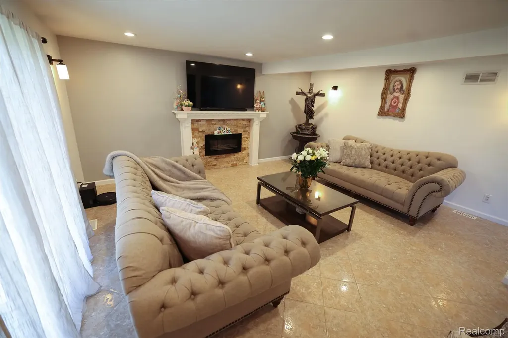 38684 Pinebrook Drive Sterling Heights City MI 48310