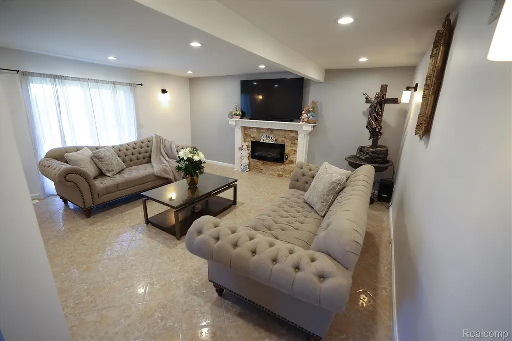 38684 Pinebrook Drive Sterling Heights City MI 48310