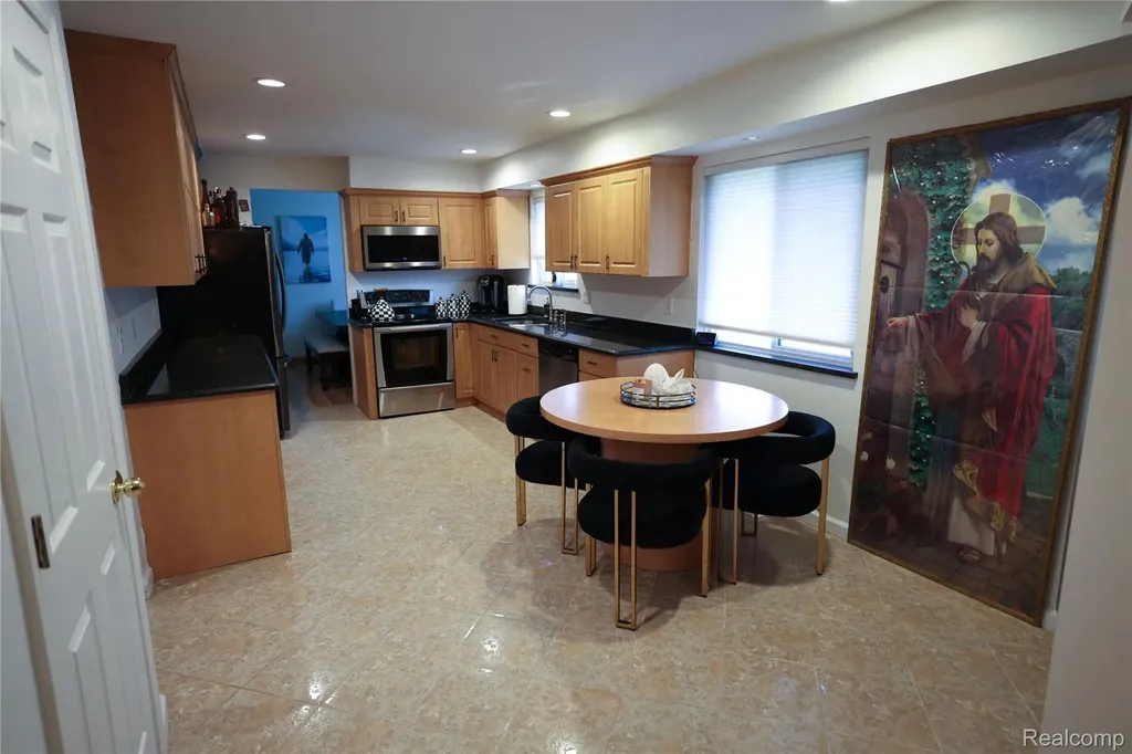 38684 Pinebrook Drive Sterling Heights City MI 48310