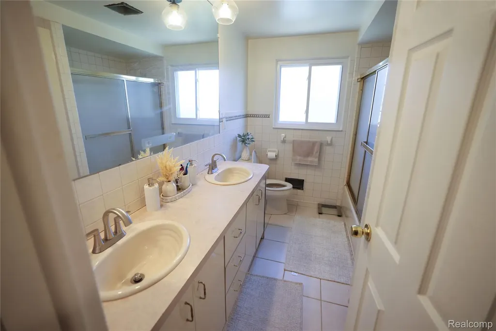 38684 Pinebrook Drive Sterling Heights City MI 48310