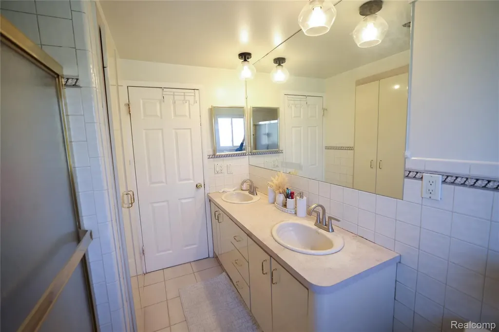 38684 Pinebrook Drive Sterling Heights City MI 48310