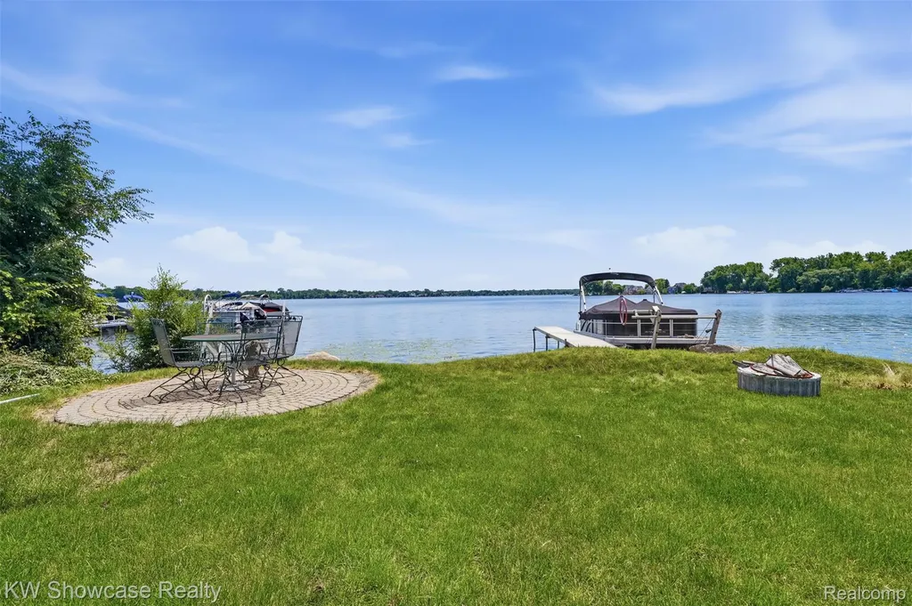 301 S Pontiac Trail Walled Lake City MI 48390