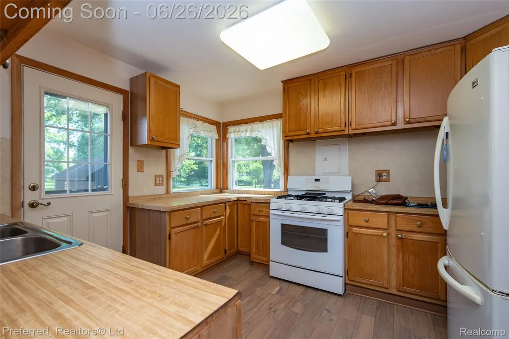 6346 Donaldson Drive Troy City MI 48085