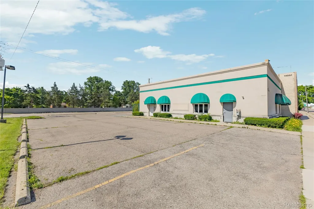 14211 W 11 Mile Road Oak Park City MI 48237