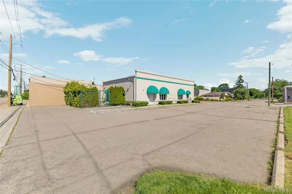 14211 W 11 Mile Road Oak Park City MI 48237