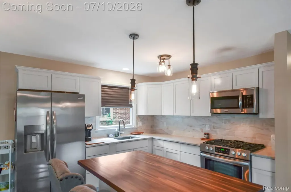 29067 Milton Avenue Madison Heights City MI 48071