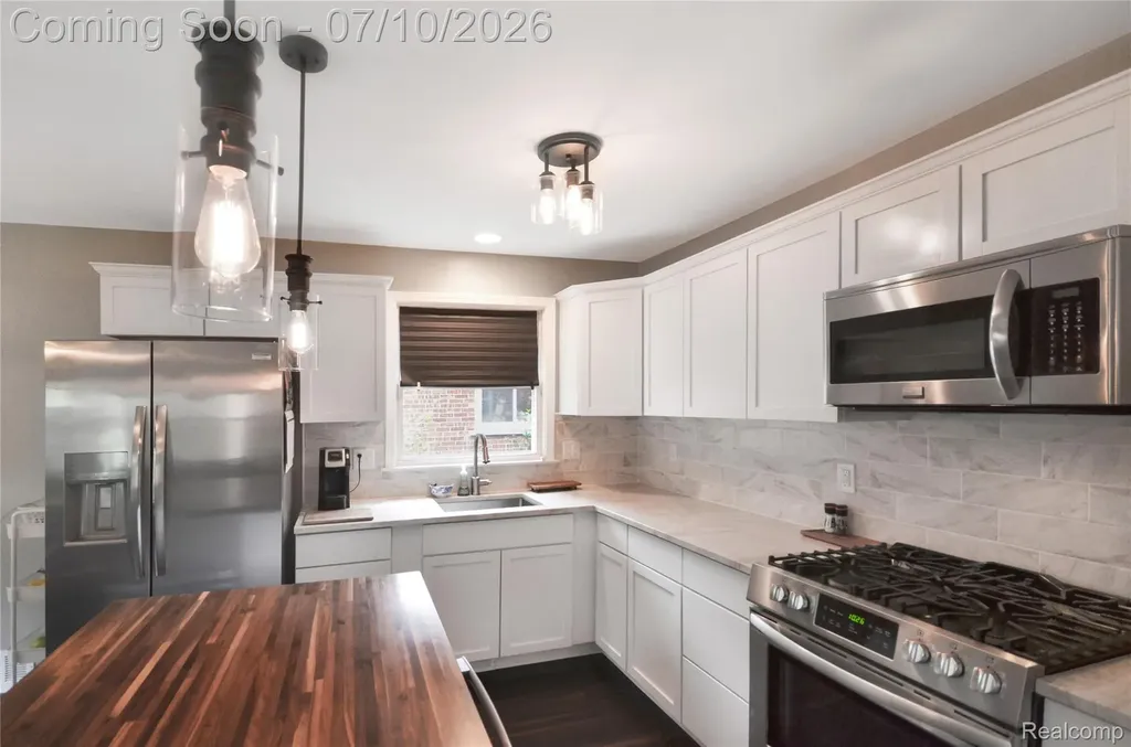 29067 Milton Avenue Madison Heights City MI 48071