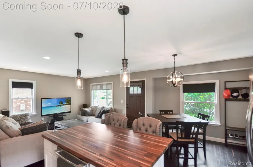 29067 Milton Avenue Madison Heights City MI 48071