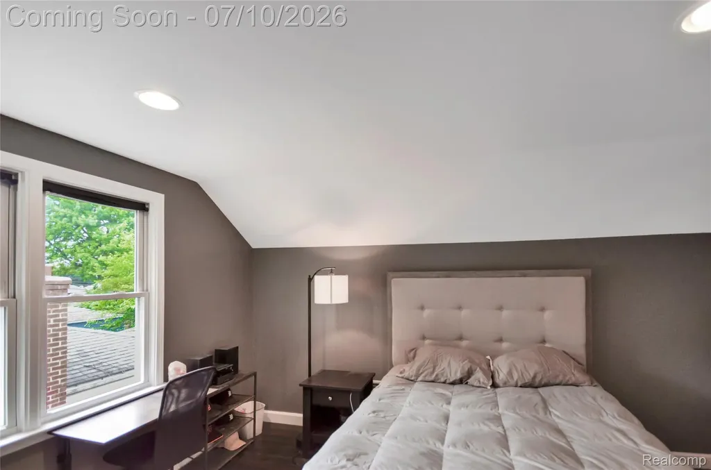 29067 Milton Avenue Madison Heights City MI 48071