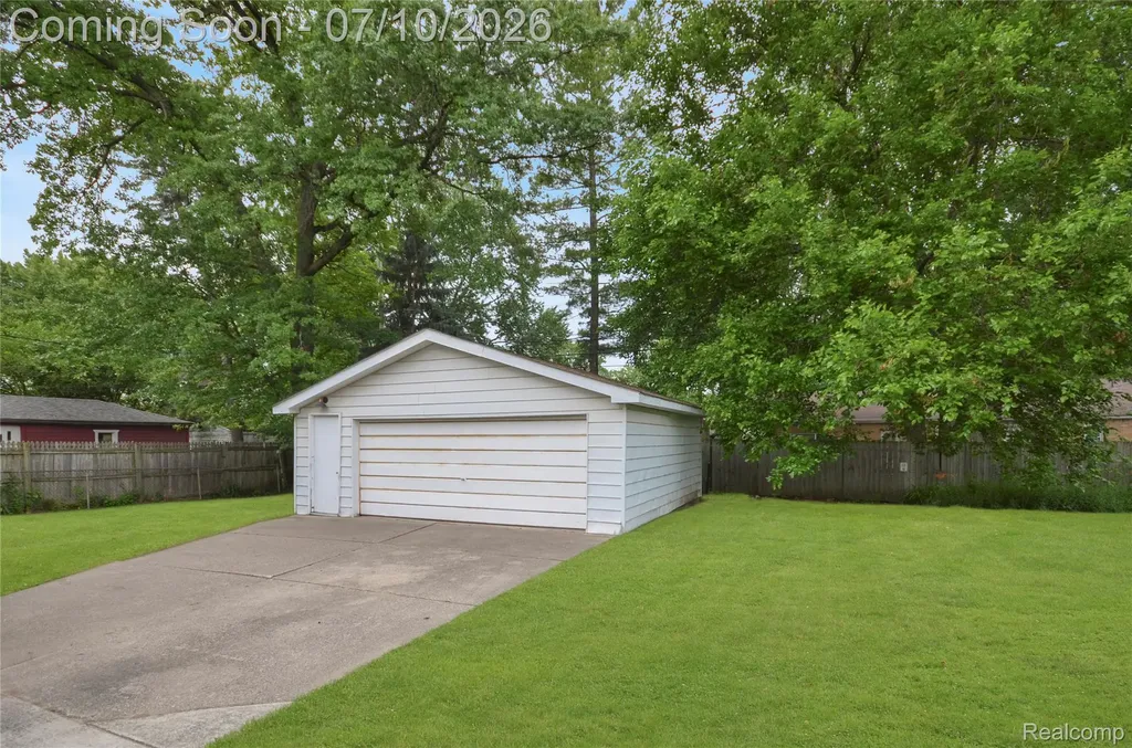 29067 Milton Avenue Madison Heights City MI 48071