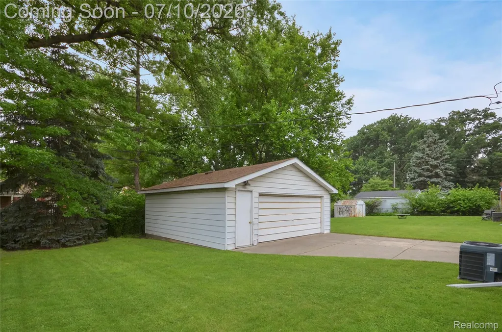 29067 Milton Avenue Madison Heights City MI 48071