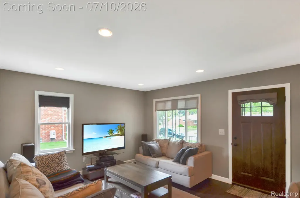 29067 Milton Avenue Madison Heights City MI 48071