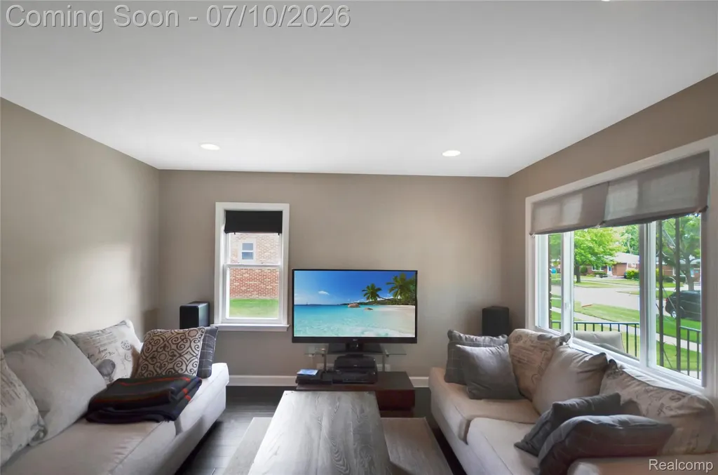 29067 Milton Avenue Madison Heights City MI 48071