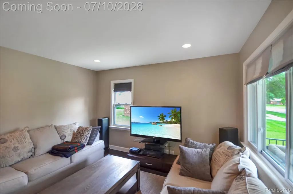 29067 Milton Avenue Madison Heights City MI 48071