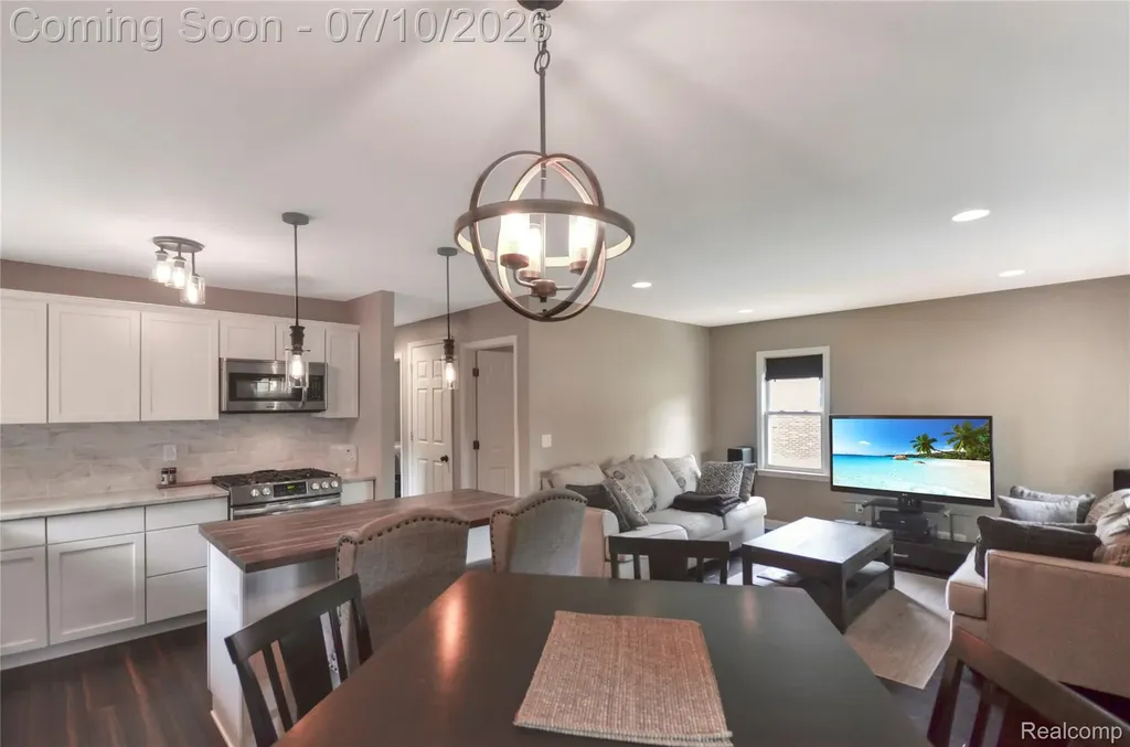 29067 Milton Avenue Madison Heights City MI 48071