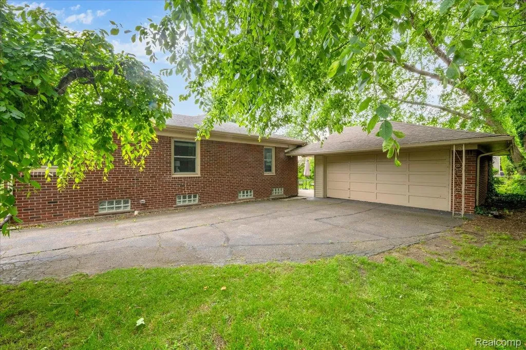 1179 Hampton Road Grosse Pointe Woods City MI 48236