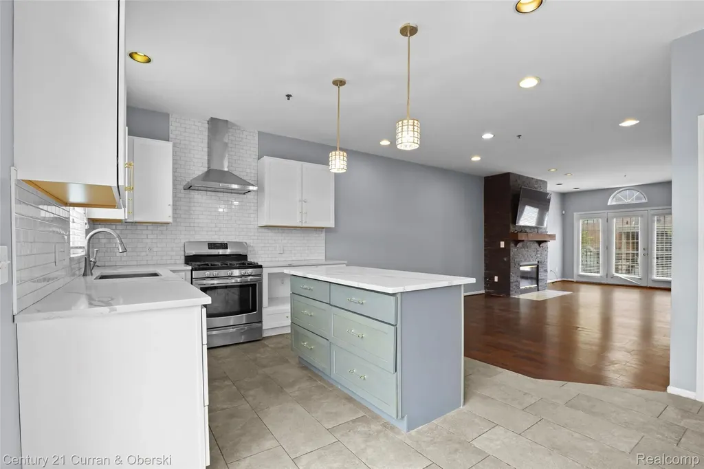 22146 W Village Dearborn City MI 48124