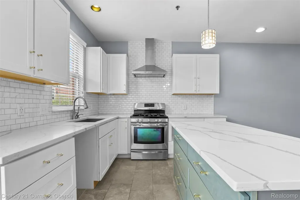 22146 W Village Dearborn City MI 48124
